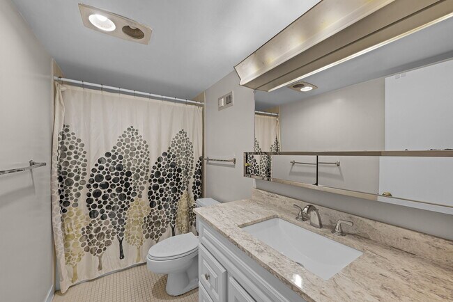 Building Photo - 260 Crown Oaks Way