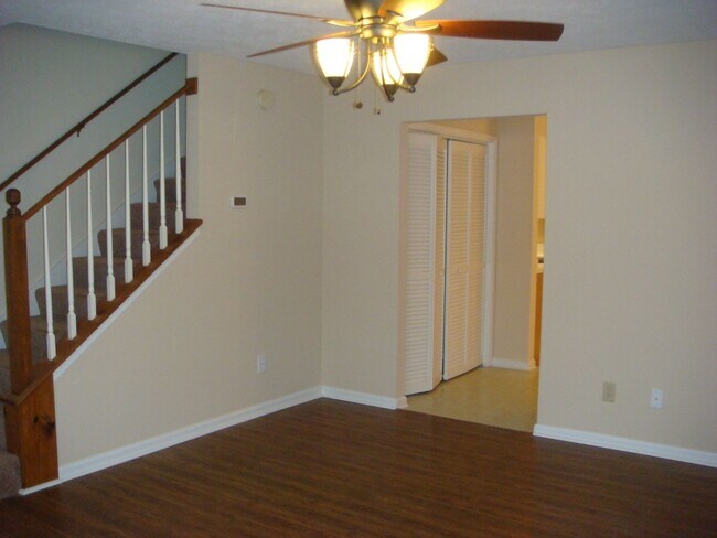 Building Photo - 1042 Chinook St