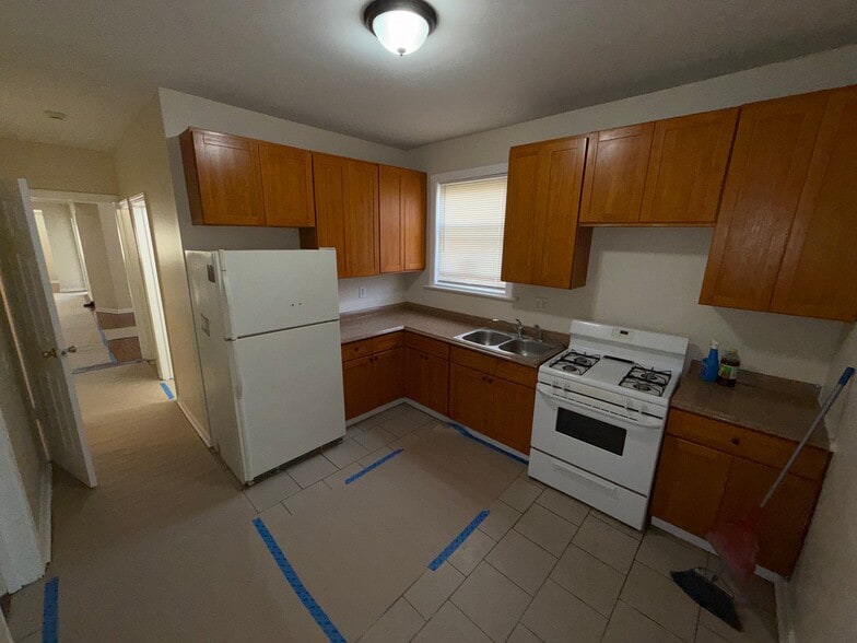 Building Photo - 7423 S St Lawrence Ave