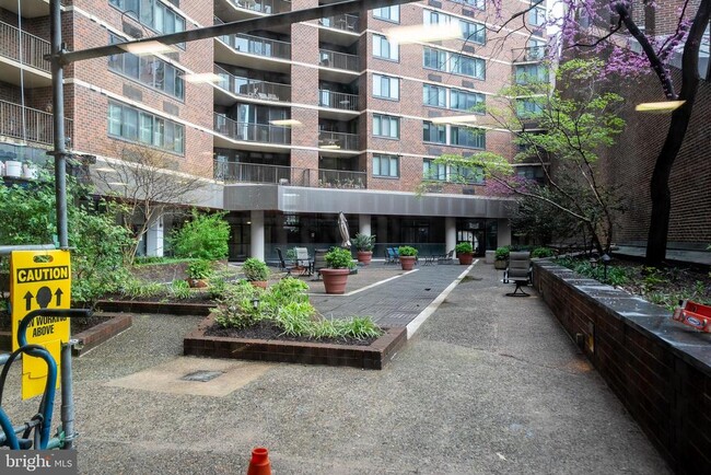 Building Photo - 1420 Locust St