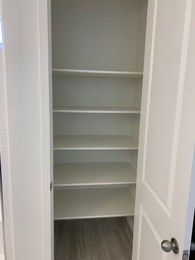 Building Photo - MOVE IN SPECIALS!! $500.00 MOVE IN CREDIT!...