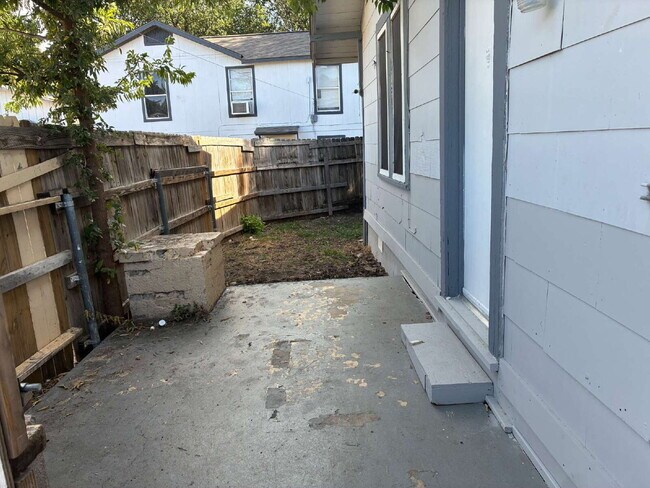 Building Photo - 214 E Huff Ave