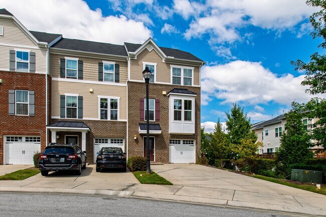 Building Photo - Beautifully Maintained 4BR/3.5BA End-Unit Townhome in Twin Lakes