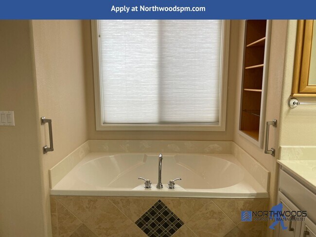 Building Photo - PET FRIENDLY!! Beautiful 3 Bedroom 2 Bath Home in Eagle Point Golf Course Community