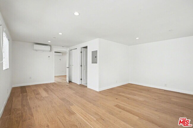 Building Photo - 7832 Croydon Ave