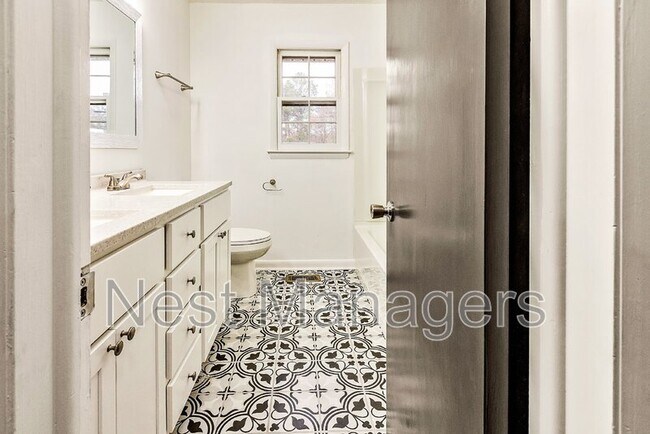 Building Photo - 909 Kaywood Dr