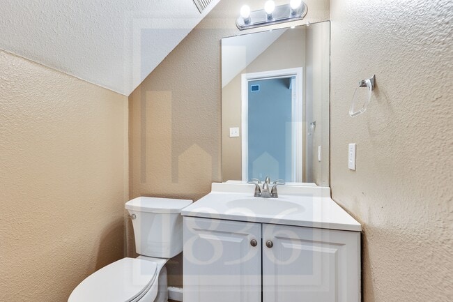Building Photo - 2104 Grove Dr