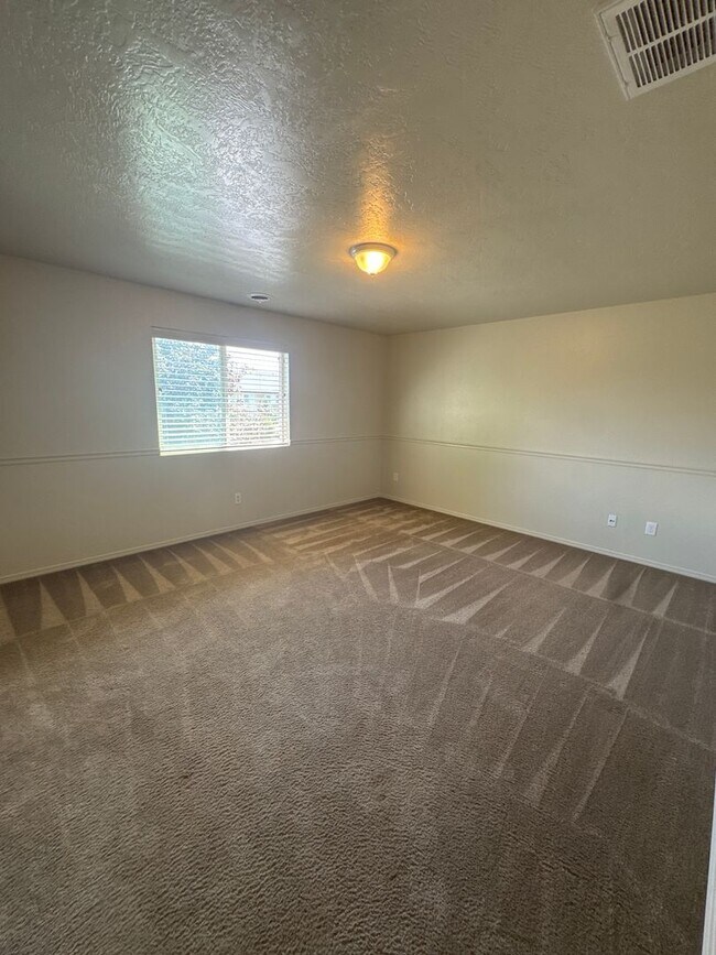 Building Photo - Walking distance to Settlers Park