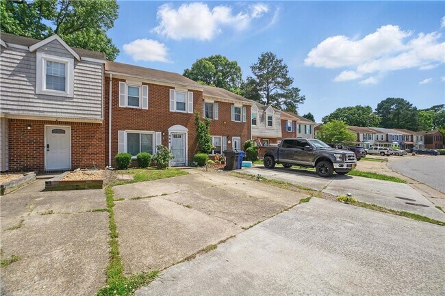 Building Photo - Stylish Townhouse in Prime VA Beach Location!