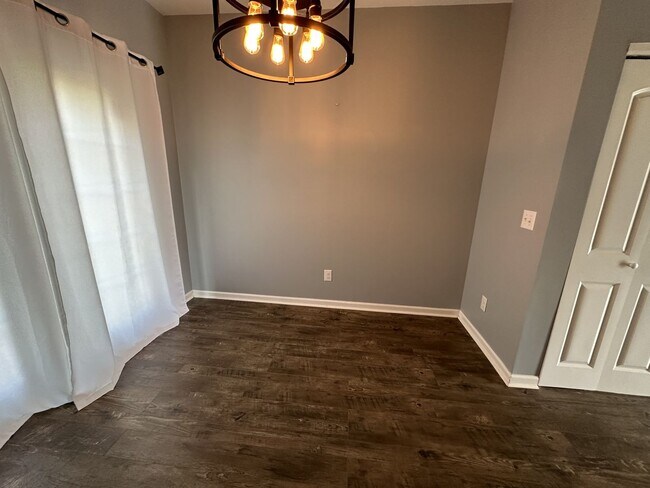 Building Photo - 220 Jenna Lee Cir