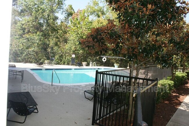 Building Photo - 300 Riverbend Dr