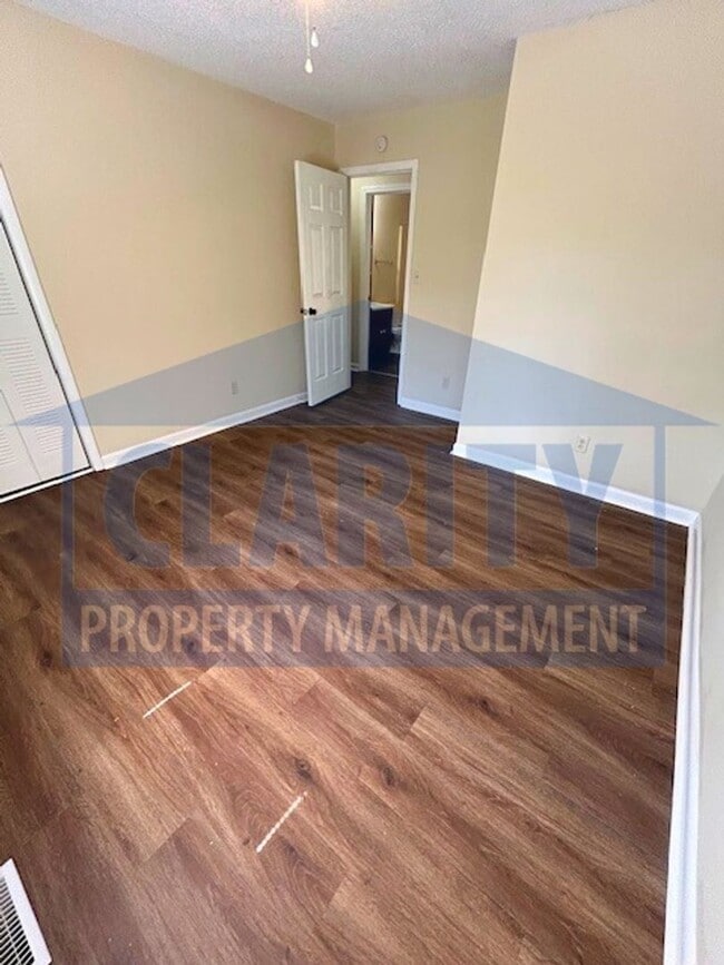Building Photo - Two bedroom apt near Cleveland State!