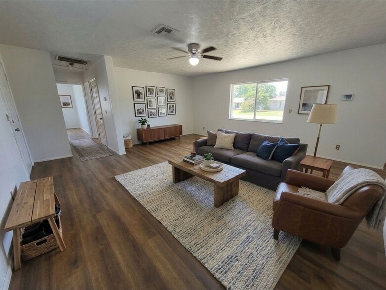 Building Photo - Charming 3BR/2BA House in Lehigh MOVE IN SPECIAL 50% OFF FIRST MONTH RENT!