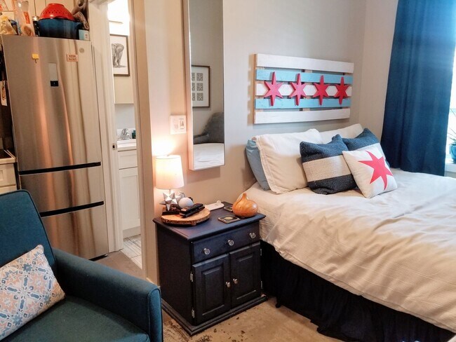 Building Photo - New Micro Studio in Lincoln Park