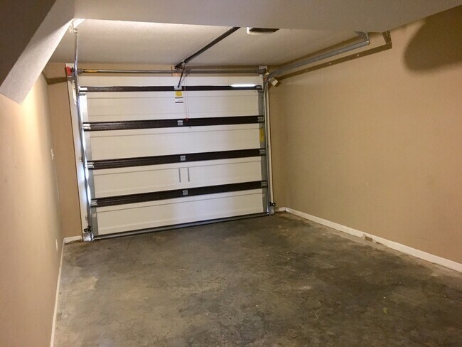 Building Photo - 1723 A THISTLEWOOD DR  CLARKSVILLE , TN 37042