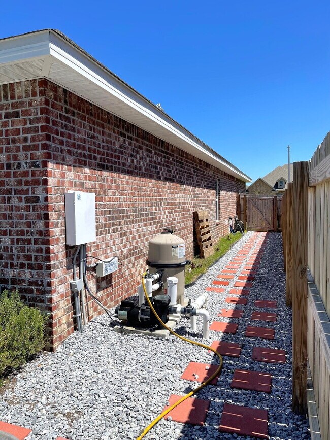 Building Photo - Beautiful 5 Bedroom Home with Pool in Holl...