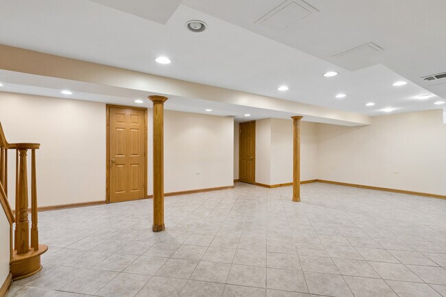 Building Photo - 648 Shermer Rd