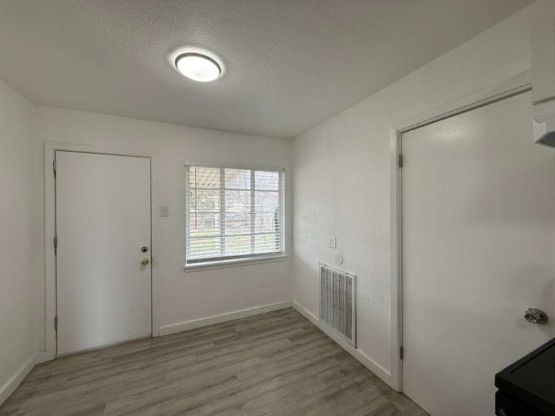 Building Photo - 202 Mink Dr