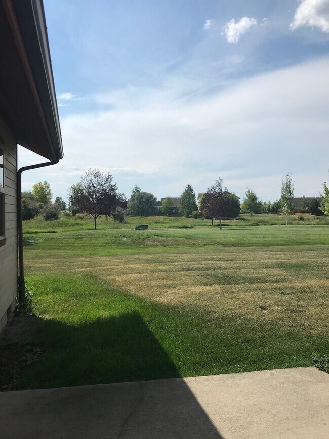 Building Photo - 3 Bedroom / 2 Bathroom Townhouse – Pet Fri...