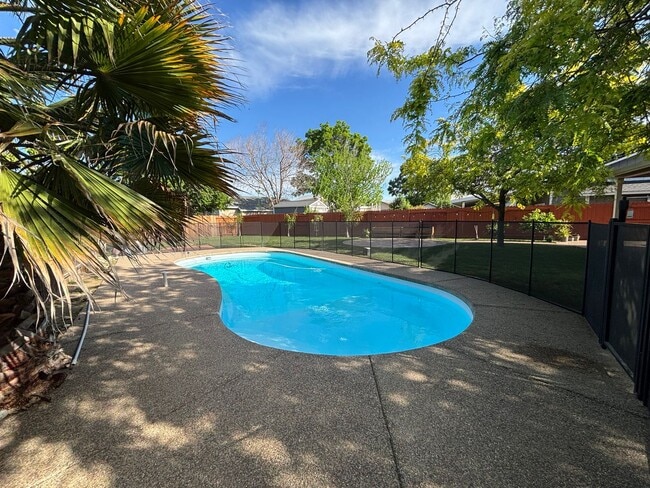 Building Photo - 879 Fall River Trail