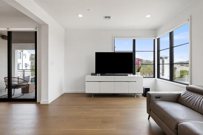 Building Photo - 705 Ariana Ct