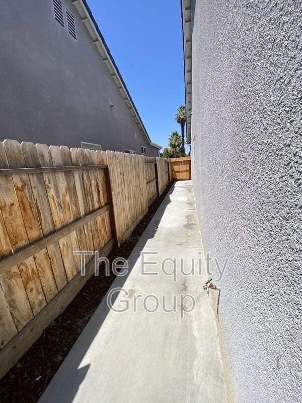 Building Photo - 1129 E Harter Dr