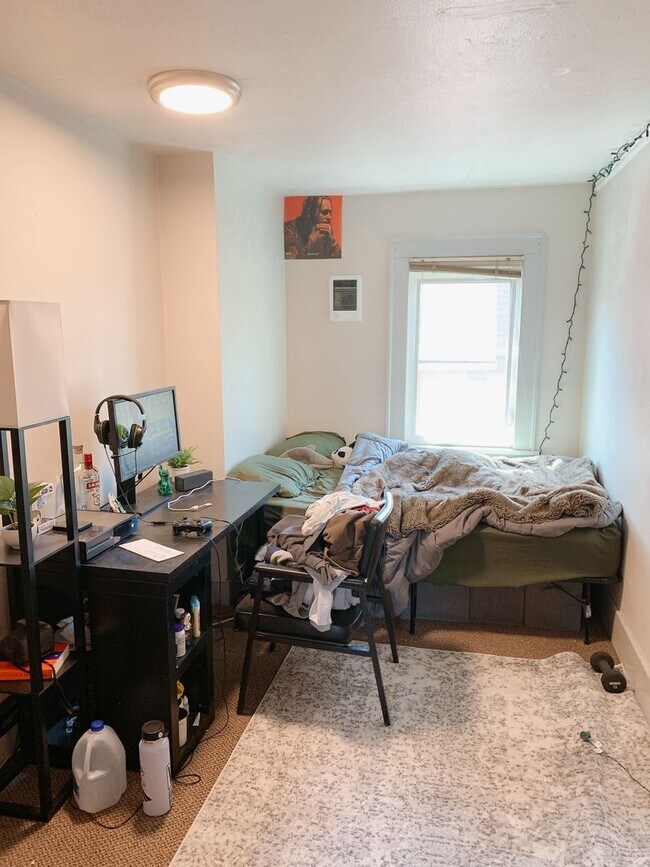 Building Photo - PRELEASE: 7 bdrm/2 bath in the York Neighborhood!