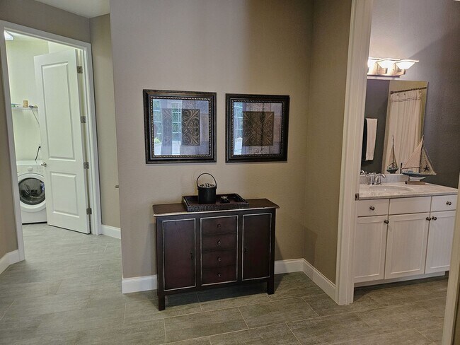 Building Photo - Seasonal Short-Term 2 Bedroom, 2.5 Bath Multi-Level Condo with Balcony and Patio located on Venic...