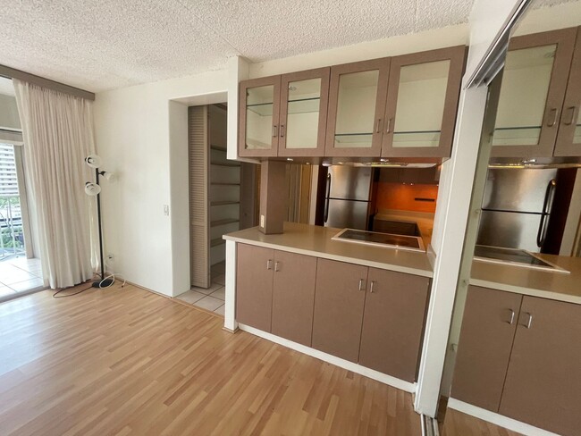 Building Photo - 2 Bedroom 1.5 Bathroom at Keoni Ana Waikik...