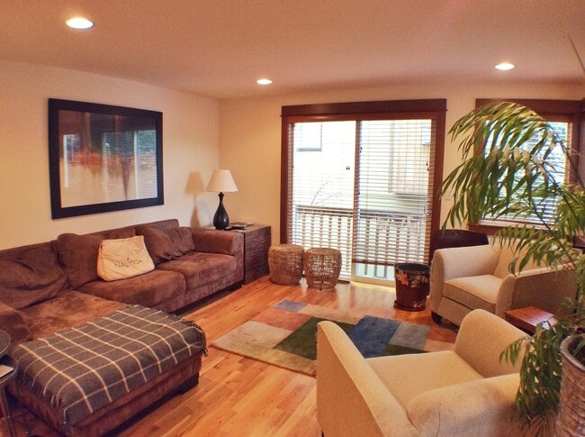 Building Photo - Bright and Sunny Townhouse