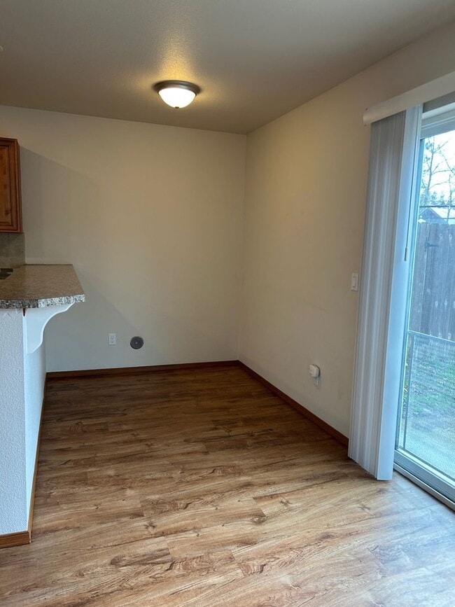 Building Photo - Spacious 3 Bedroom 2.5 Bath Duplex in Post Falls