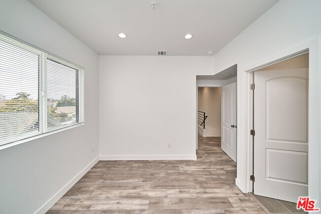 Building Photo - 603 1/2 W 41st St