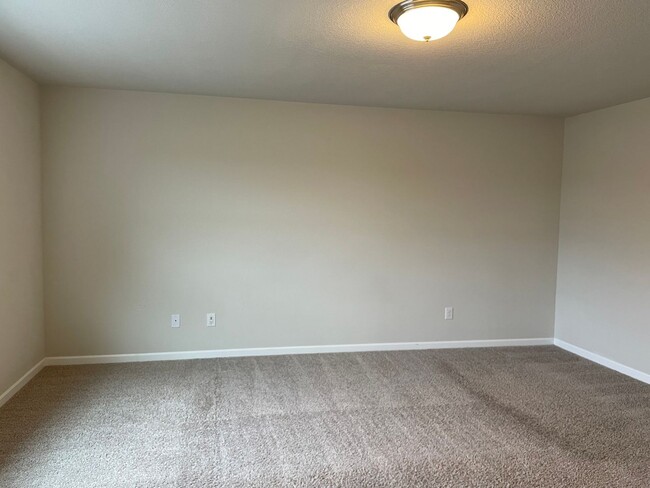 Building Photo - Beautiful 4 Bedroom 2.5 Bath Home Located ...