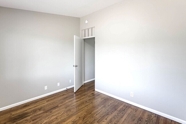 Building Photo - Top-Floor 2-Bedroom Apartment with Vaulted Ceilings!