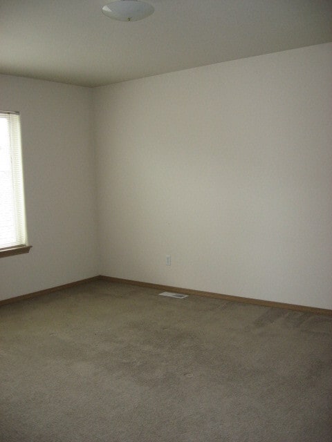 Building Photo - Spacious house in a nice, quiet neighborho...