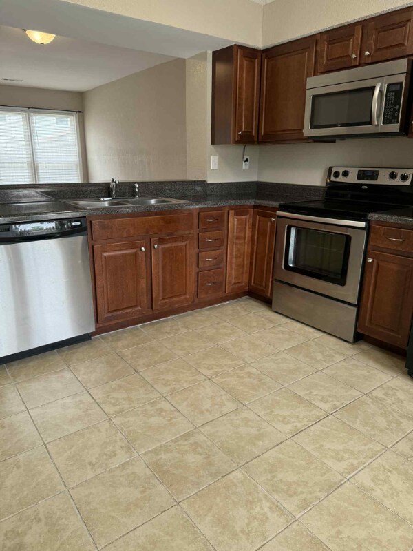 Building Photo - 1374 Battleford Dr
