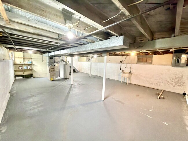 Building Photo - 2554 Swayze St