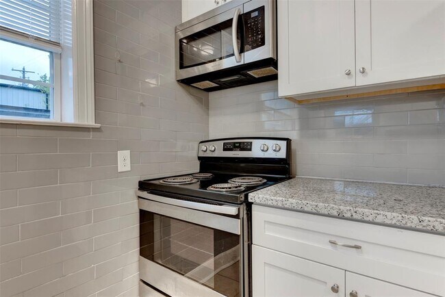 Building Photo - 2127 Maximilian St