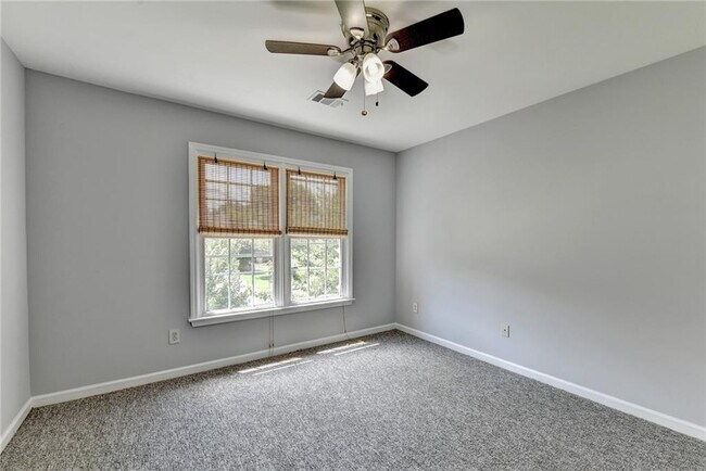 Building Photo - 2835 Crestmont Ct