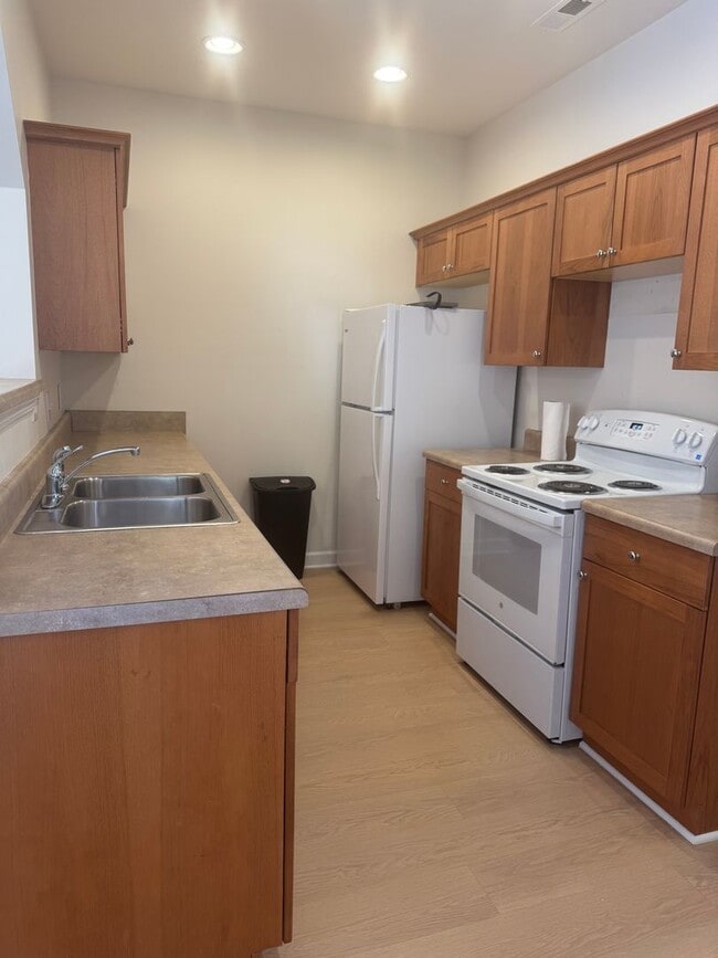 Building Photo - Charming 2-Bedroom with Fresh Updates