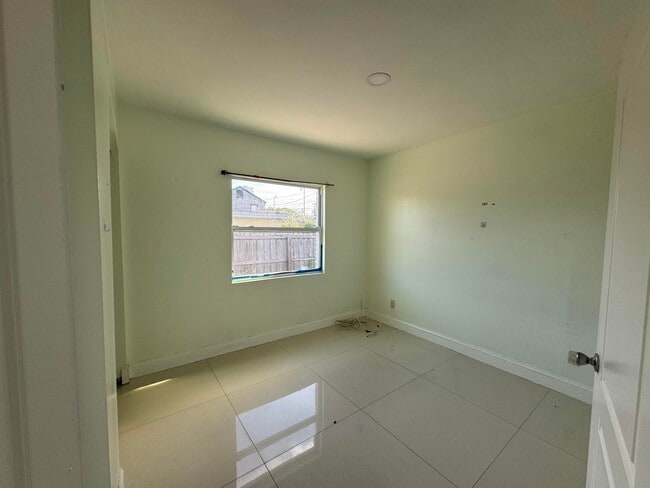 Building Photo - 616 49th St