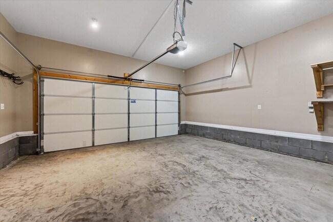 Building Photo - 566 Falkland Cir