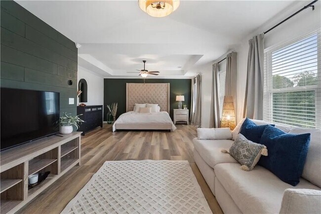 Master bedroom - 166 Crest Brooke Dr