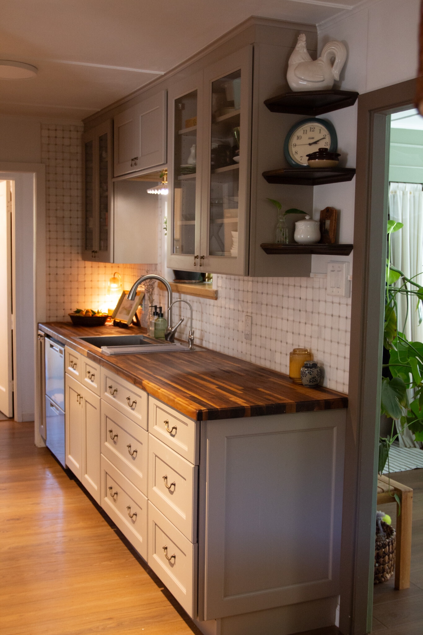 Building Photo - 170 N Arnaz St