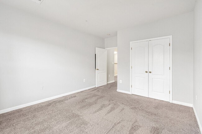 Building Photo - Great 2 Bedroom; 2 Bathroom condo in Manas...