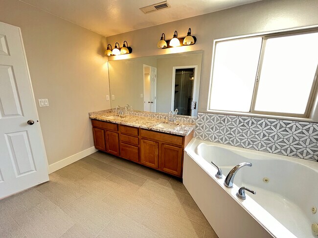 Building Photo - 693 E Castle Stone Dr