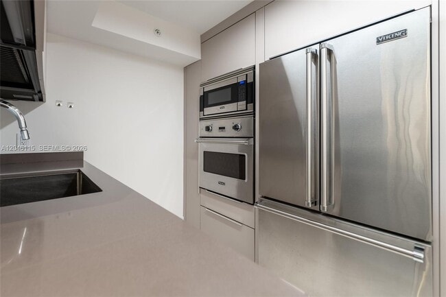 Building Photo - 5757 Collins Ave