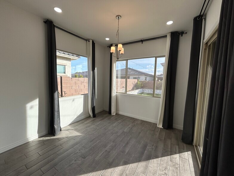 Building Photo - 8731 W Wagon Wheel Dr