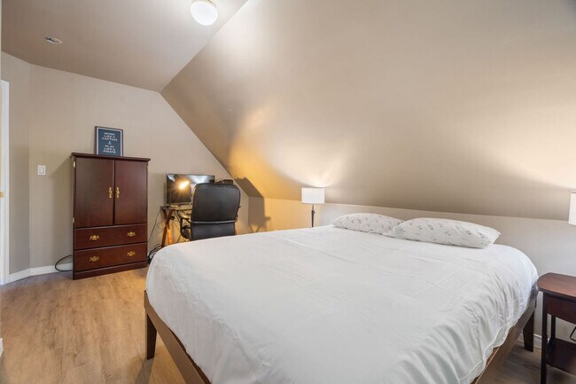 Building Photo - 28 Shoals View Dr