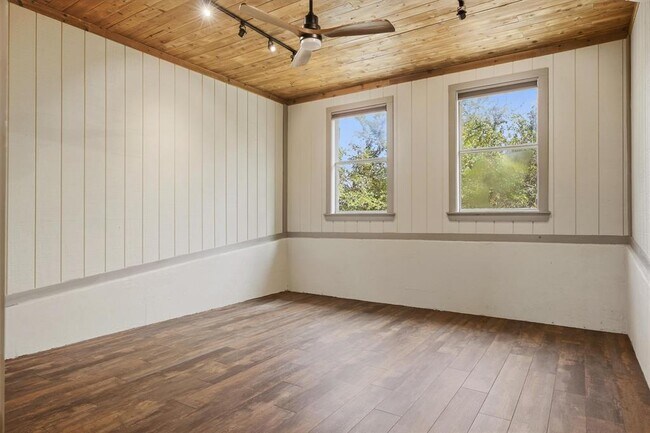 Building Photo - 520 Matzig Cove